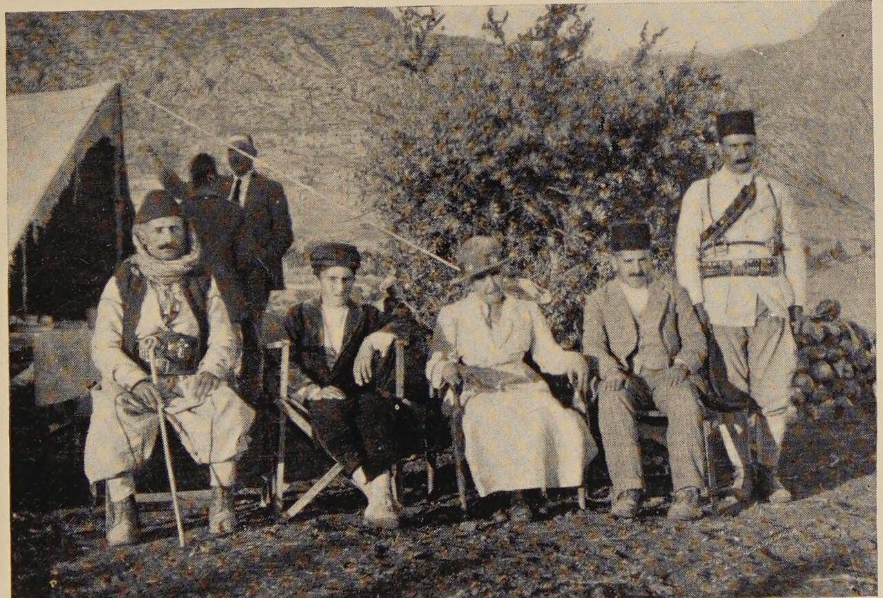 Patriarch Mar Shimun XXI with his aunt Surma Khanim
