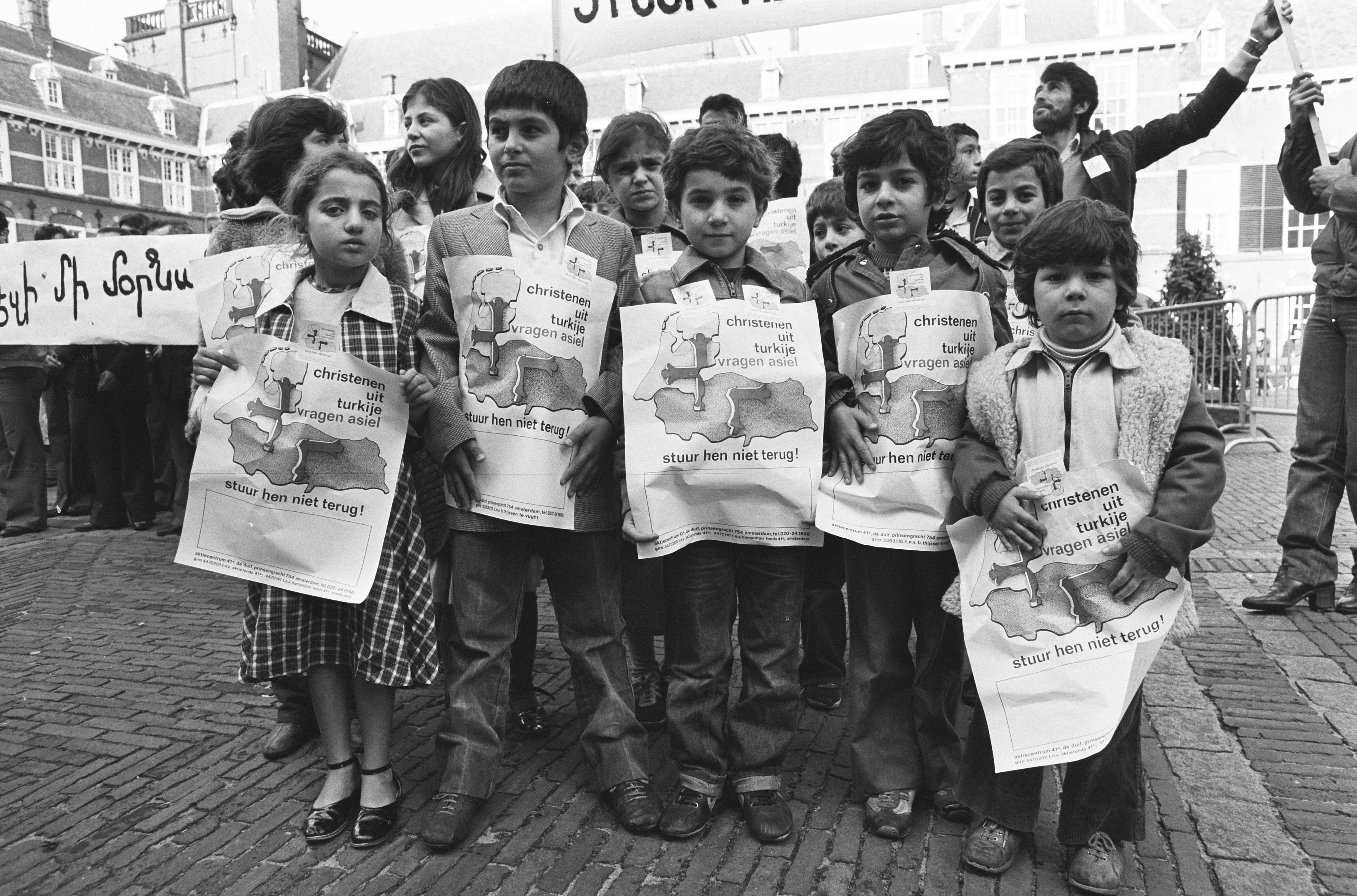 Children at the Binnenhof demonstration against deportation, 1980