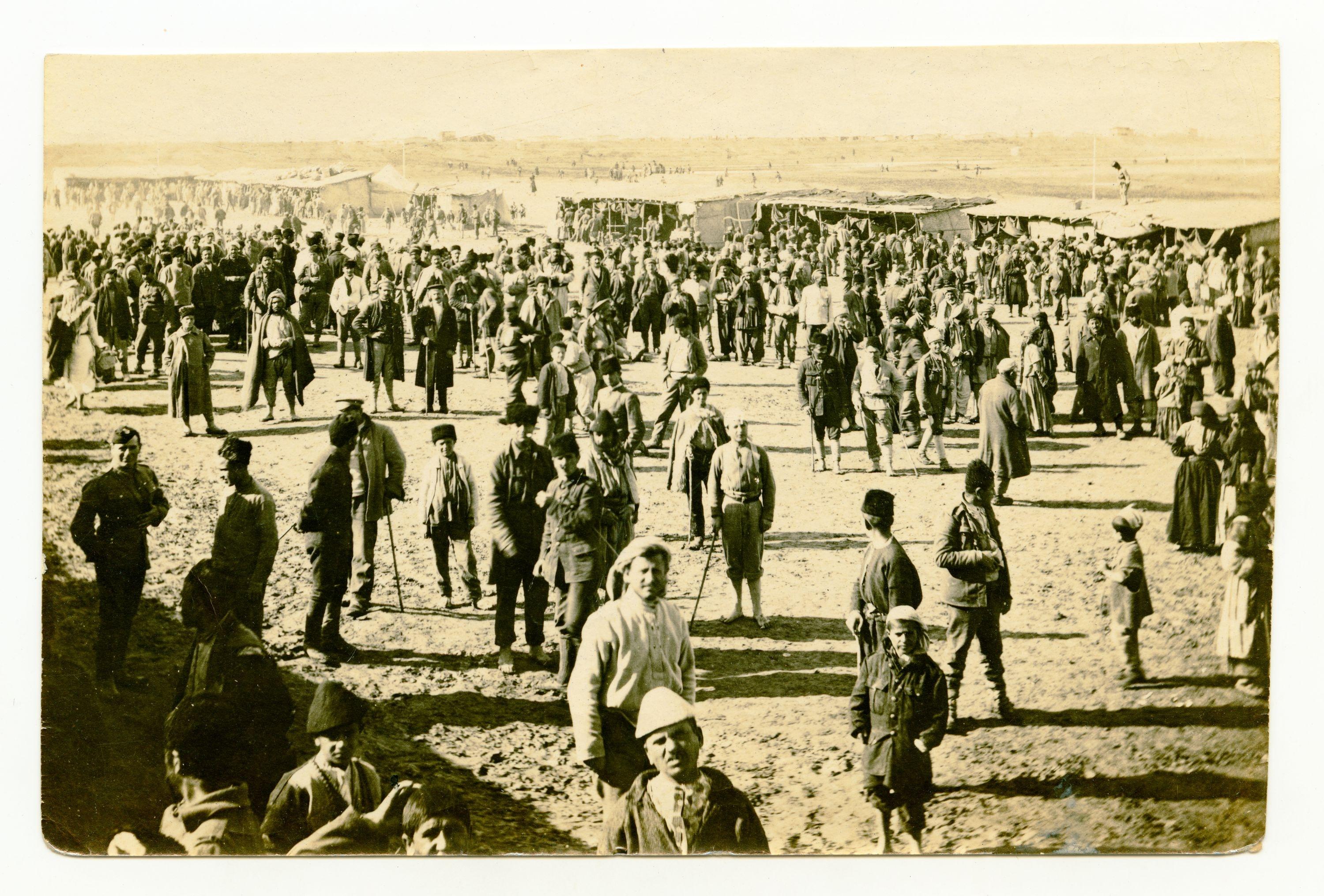 Crowd of Urmia refugees at Baqubah camp, 1918-1919