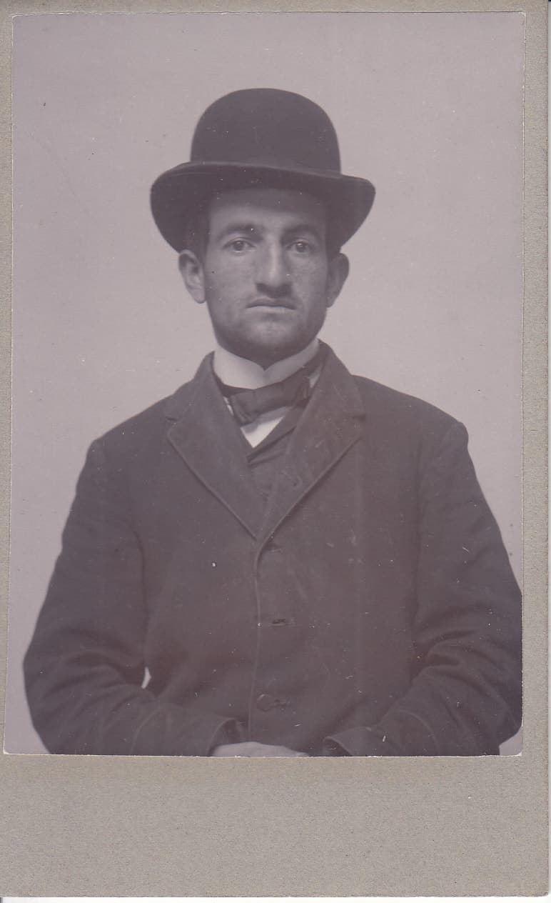 Josef Cohn, Assyrian from Urmia, police portrait with hat, Stockholm, 1905