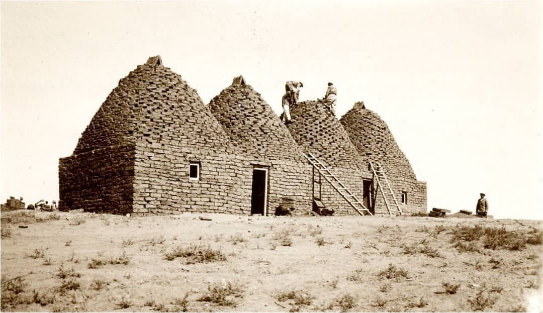 Assyrians building beehive-domed houses at Tel Tamer, Khabur