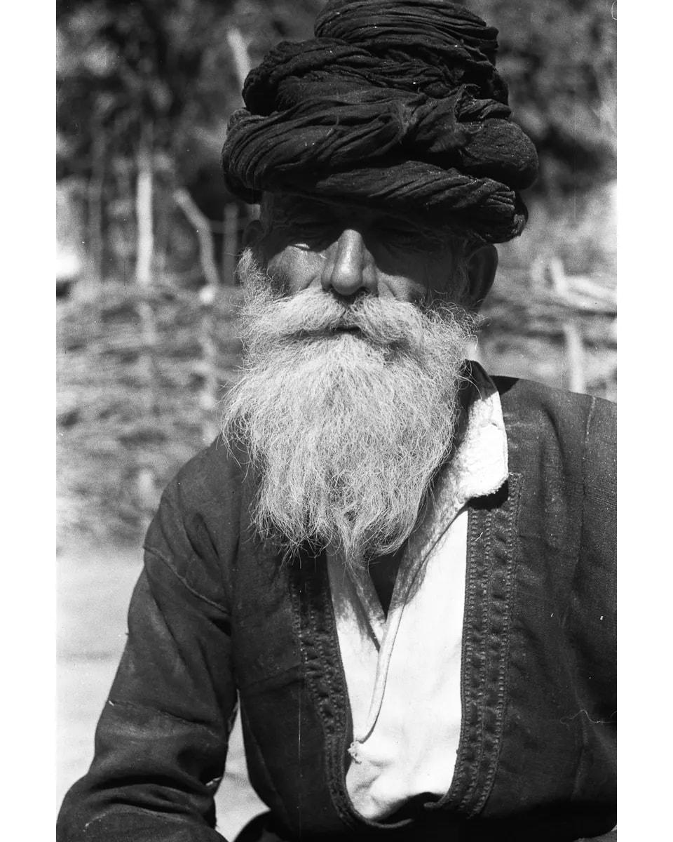 Old Assyrian man with a turban