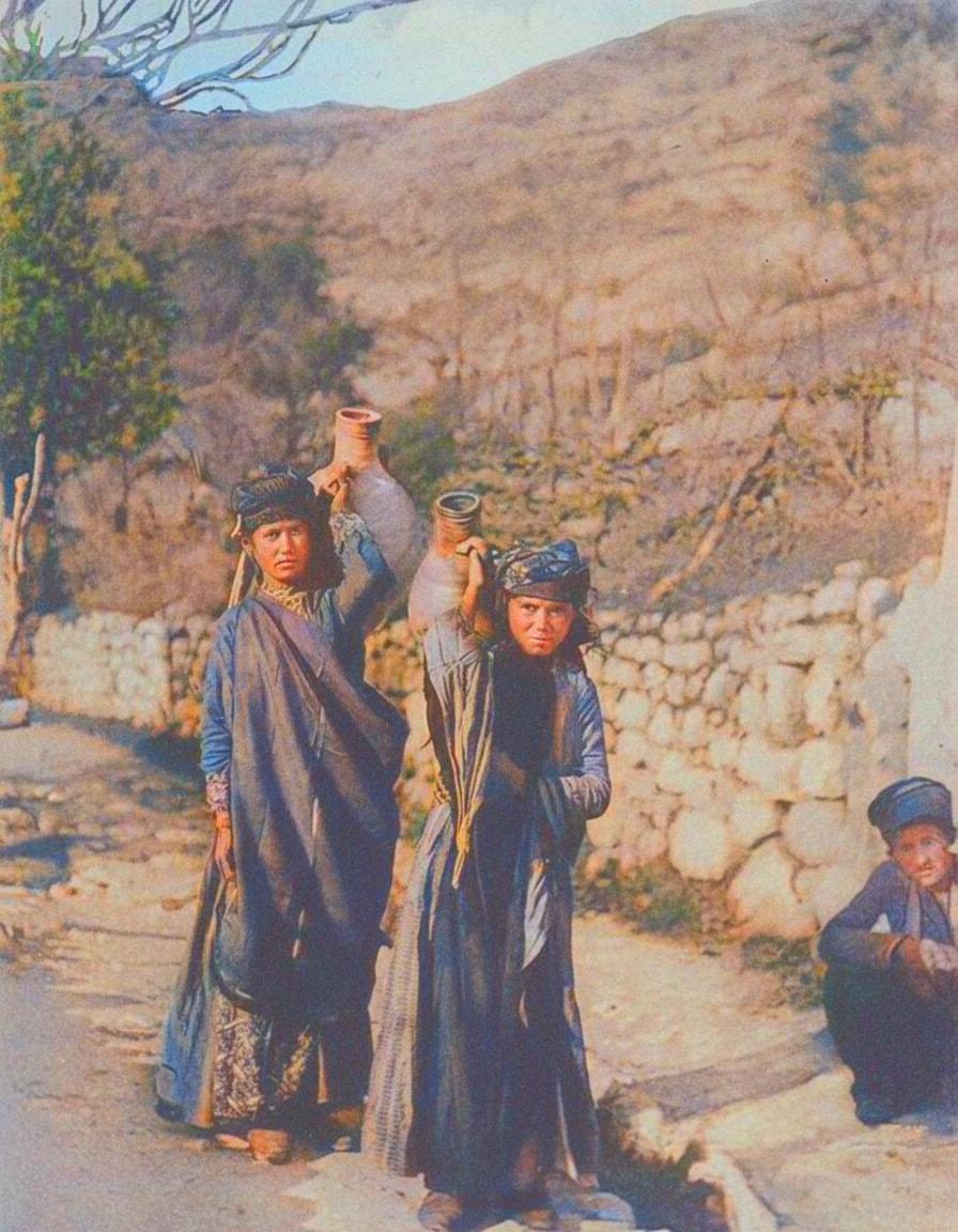 Girls carrying water jars near the church of Mor Yakub, Nusaybin, early 1900s